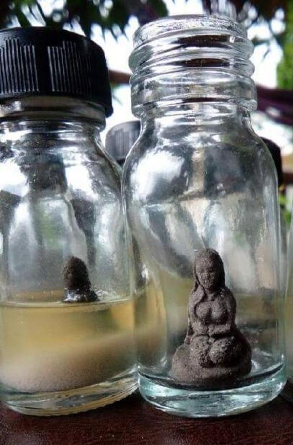 พรายนางจันทน์แช่น้ำมันพราย รุ่น๑ อาจารย์ปู่อี๋ อธิษฐา