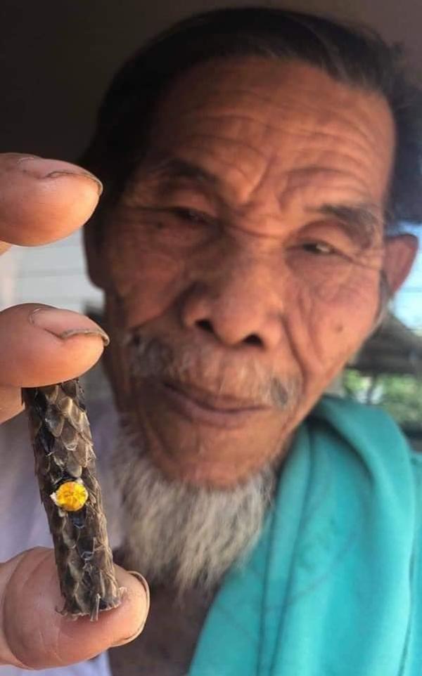 ตะกรุดหนังงูเหลือมตายพราย อาจารย์ปู่อี๋    