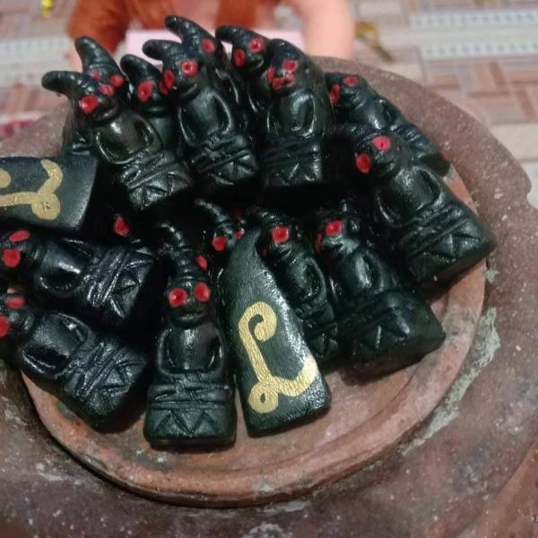 งั่งตาแดง เจ้าเสน่ห์  (ขนาดพกพา 1นิ้ว  )  อาจารย์ ปู่โทน