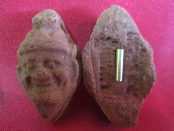 เศียรฤาษีโคบุตร ตนครู หลวงปู่เณรดำ ด้านหลังฝัง ตะกรุด 