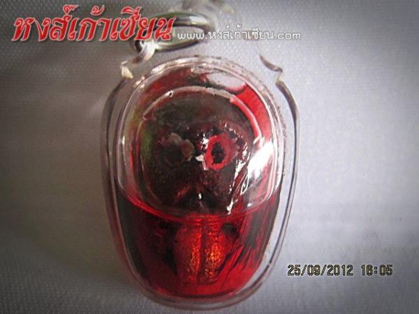 แม่นางพรายลิ้นทอง เลี่ยมกรอบแซ่น้ำมัน ด้านหลังฝังชิ้นอาถรรพ์ พระอาจารย์ เตชรังสี วัดสันมะเกี๋ยง เชียงใหม่