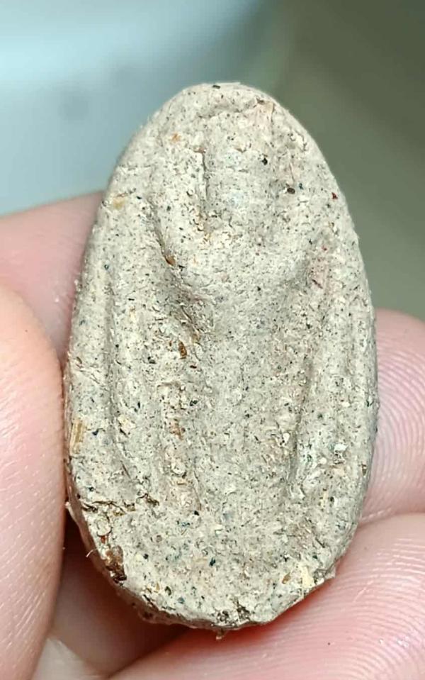 แม่อุมายิม เนื้อผง สีขาว  รุ่นยุคเก่า หายาก ปู่กดพิมพ์เองทั้งหมด  หลวงปู่ ครูบาคำเป็ง