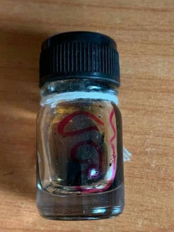 น้ำมันพรายกาหลงมนต์เสน่ห์มหานิลดำ โชค อาจารย์ปู่วิเศษ เทพบัญชา  