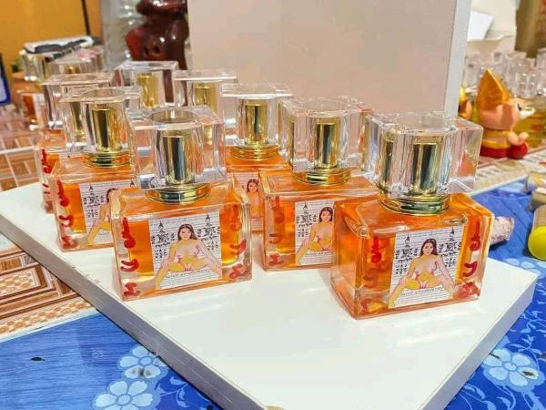 น้ำมันมหาเสน่ห์แม่เป๋อพิศวาส