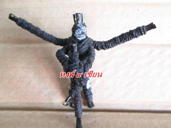 หุ่น พยนต์ ( ข้า รับ ใช้ ผู้ ชื่ สัตว์ ) ตัวเล็ก สูง 2 นิ้ว หลวงปู่ สมร ดวงธรรม พระไตรรัตน์ สายสิญจน์บังสุกุล นำมา