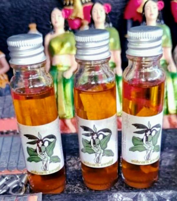 น้ำมันมหาเสน่ห์ นางตานีรุ่นแรก แค่พกก็แรงสุด เสริมเสน่ห์ อาจารย์ปู่อี๋