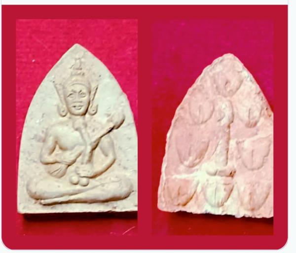 เทพกามา  ถือศรศิวลึงค์ หลัง โยนี ศิวลึงค์ พิมพ์จอบ เนื้อดิน ปีสร้าง 2546 หลวงปู่ครูคำเป็ง ฐิตปัญโญ อาศรมสุขาวดีวราราม จ.กำแพงเพชร