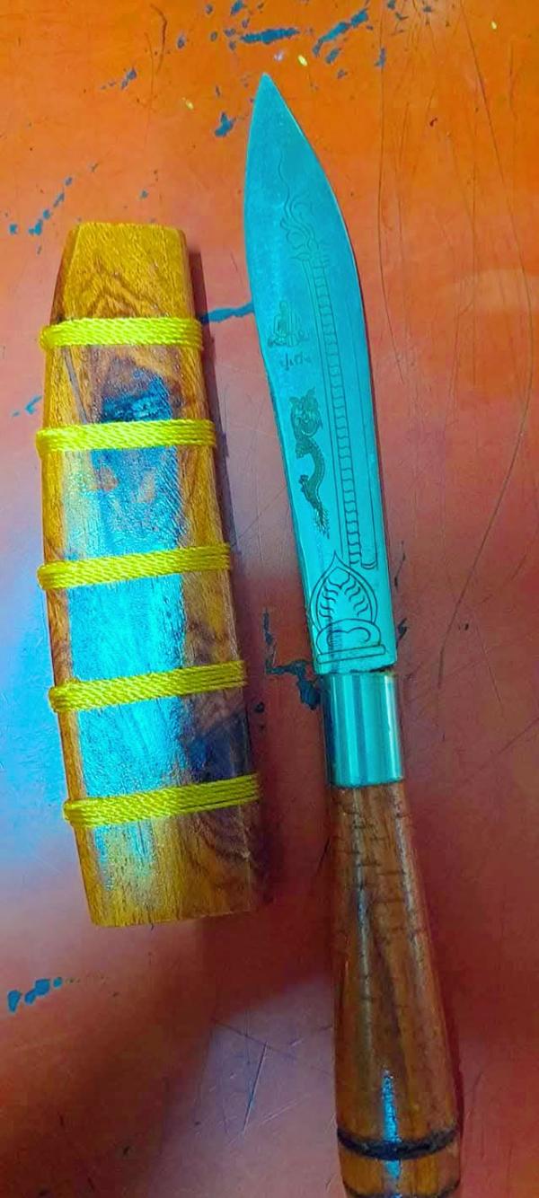 มีดหมอเทพฤทธิ์   ยาว 9 นิ้ว   ปลายของด้ามมีดมีเหล็กใหล1องค์     หลวงปู่ครูคำเป็ง ฐิตปัญโญ อาศรมสุขาวดีวราราม จ.กำแพงเพชร