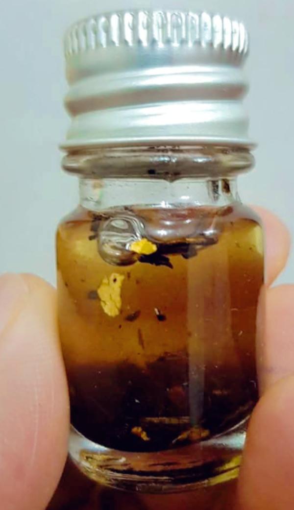 น้ำมัน มหาเสน่ห์ สายล่าง ( มวลสารหลักสายว่าน   ) หลวงปู่ครูคำเป็ง ฐิตปัญโญ อาศรมสุขาวดีวราราม จ.กำแพงเพชร