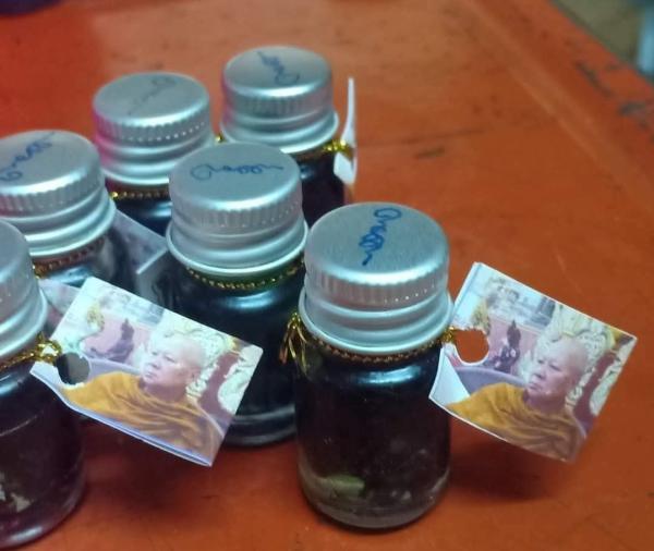 น้ำมันมหาเสน่ห์เจ้าหลง  หลวงปู่ครูคำเป็ง ฐิตปัญโญ อาศรมสุขาวดีวราราม จ.กำแพงเพชร