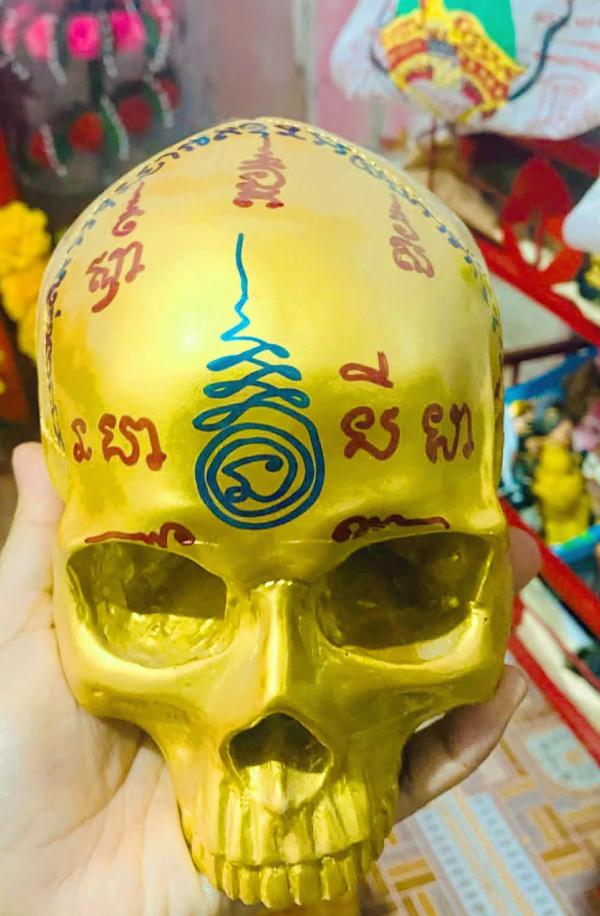 กะโหลกพรายกระซิบ   รุ่น2 หัวใหญ่  อาจารย์ปู่โทน   เป็นสุดยอดของวิชากะโหลกโหงพราย ใช้มวลสารนางพราย ผงพรายกระซิบรุ่นแรก    นางโหงพรายมหาภูติสายพราย สายตรงเชิญบูชา เครื่องรางแห่งโชคลาภ มหาลาภ มหานิยม เสน่ห์เมตตา  ค้าขาย ป้องกันภัยเป็นดุจพรายกระซิบ บนได้ไหว้รับ บนบอกขอได้ บางคนนำไปไว้ที่ร้านค้า อาคาร สำนักงาน บูชาไว้สถานบันเทิง คาราโอเกะ ผับ บาร์ บาร์เกย์ ซ่อง บ่อน บนบอกขอสำเร็จสมหวัง ด้วยมวลสารอาถรรพ์ผงขี้เถ้านางพรายทั้งกลม ผงเถ้าผีสาวตายโหงจำนวน59ตน ผงไม้ผีสาวผูกคอตายสามต้น มีไม้ขนุน ไม้มะขาม และไม้จามจุรี ทีเด็ดบรรจุไม้ทิ่มผี ลงอาถรรพ์ไว้ทุกด้านทุกทาง บูชาด้วยน้ำแดง ขนม น้ำหอม ของใช้ผู้หญิง จุดธูป2ดอก เทียน2เล่ม ทุกวันโกน หรือวันพระ หากไม่มีเวลาเรียกเขากินด้วย เรียกไปด้วยหรือจะใช้วิธีถวายอาหารทิพย์ให้นางกะโหลกแนตพรายกระซิบ คือ ทำบุญใส่บาตร ถวายสังฆทาน ปล่อยปลา ปล่อยนก แผ่เมตตา  นางจะได้อาหารทิพย์จากเรา ขอ บน สิ่งใดจะได้เร็วไวสมหวังตามต้องการ  นางโหงพรายกะโหลกแนตพรายกระซิบ นี้มาช่วยเราสร้างบารมี มาร่วมสร้างบารมี นางเมตตา นางมารับบุญกุศลมาช่วยมนุษย์จึงอย่าได้กลัว นางน่ารักไม่เคยทำให้ใครเดือดร้อน ไม่หลอกไม่กวน มีแต่จะมาให้โชคลาภช่วยทำมาหากิน  ไม่เข้าตัวไม่มีพิษมีภัย ทุกตนปู่เสกไว้ดีแล้วสำเร็จด้วยญาณบารมีแม่โหงพรายกะโหลกแนตพรายกระซิบ เน้นทำบุญใส่บาตร ให้ทานคนยากจน เราจะร่ำรวยคาถาปลุก นะโมสามจบ นะตินะ นะมะพะทะ มะละมังลาโภ     เสก3จบ